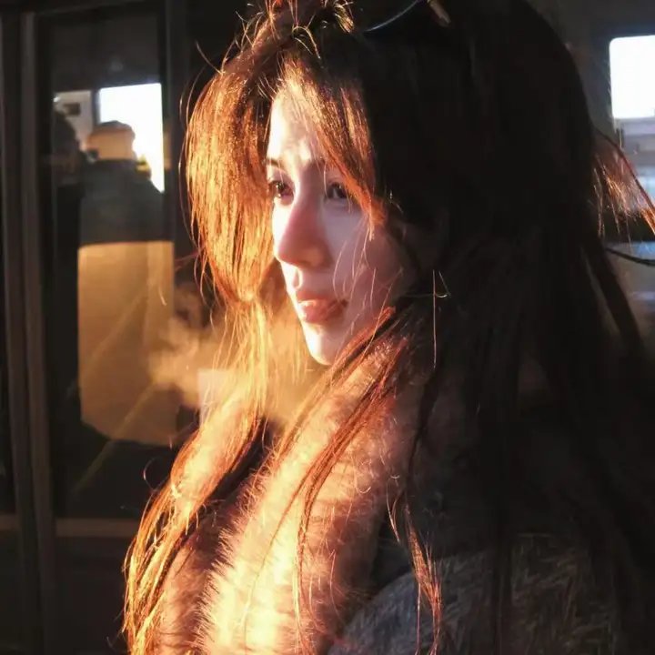 戴流苏耳环的少女